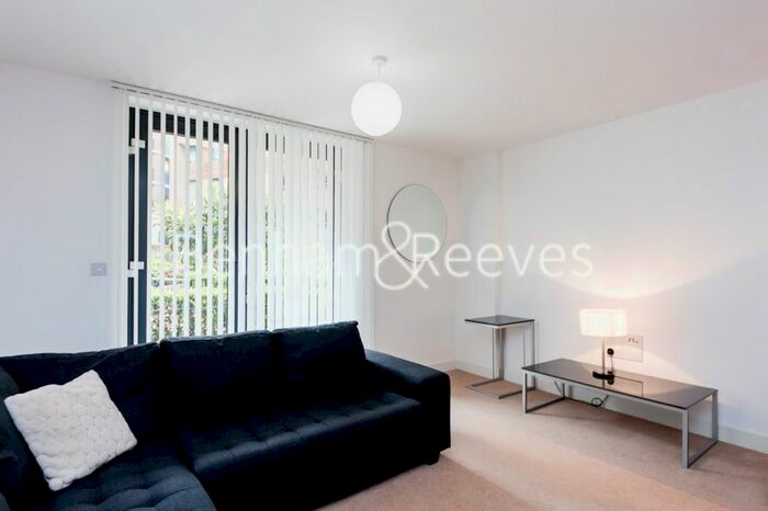1 Bedroom Flat To Rent In Albatross Way, Canada Water, SE16