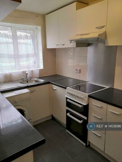 1 Bedroom Flat To Rent In Trotwood, Chigwell, IG7