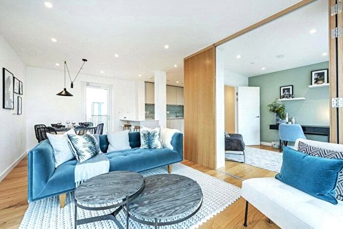 3 Bedroom Flat To Rent In Mapleton Crescent, Wandsworth, London, SW18