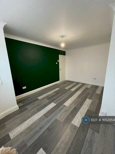 2 Bedroom Maisonette To Rent In Meadow Close, London, SE6