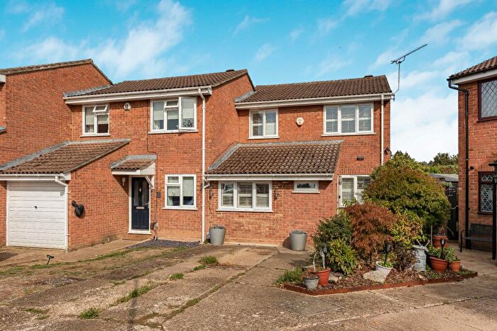 4 Bedroom Semi-Detached House For Sale In Booths Close, Welham Green, AL9