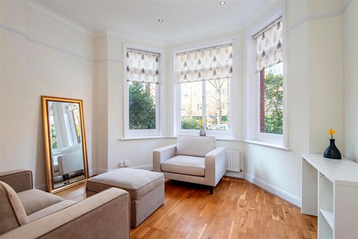 1 Bedroom Flat To Rent In Compayne Gardens, South Hampstead, London, NW6