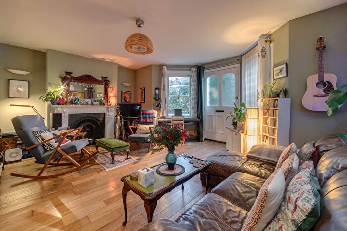 3 Bedroom Flat To Rent In Wickham Road, London, SE4