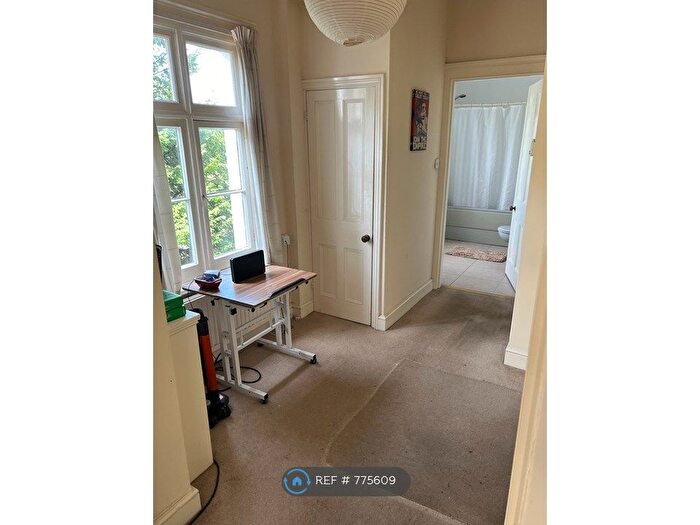 1 Bedroom Flat To Rent In The Green, Twickenham, TW2