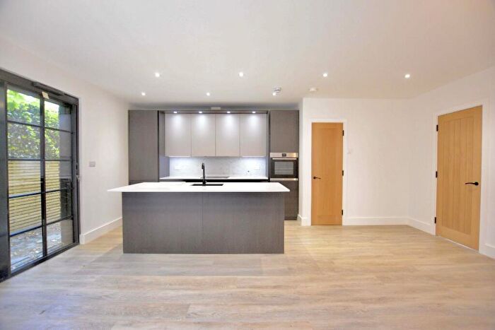 3 Bedroom Semi-Detached House To Rent In Hampton Road, Forest Gate, E7