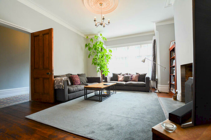 5 Bedroom Villa To Rent In Knighton Drive, Stoneygate, Leicester, LE2