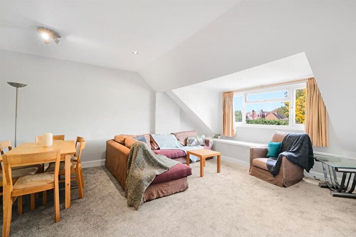 3 Bedroom Flat To Rent In Walm Lane, London, NW2