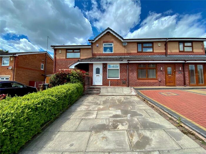 2 Bedroom Town House To Rent In Titchfield Road, Abbey Hills, Oldham, OL8