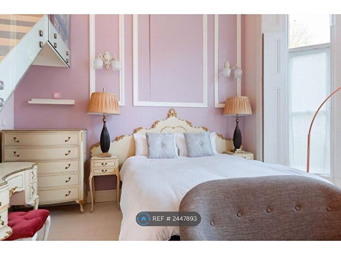 2 Bedroom Flat To Rent In Russell Road, London, W14