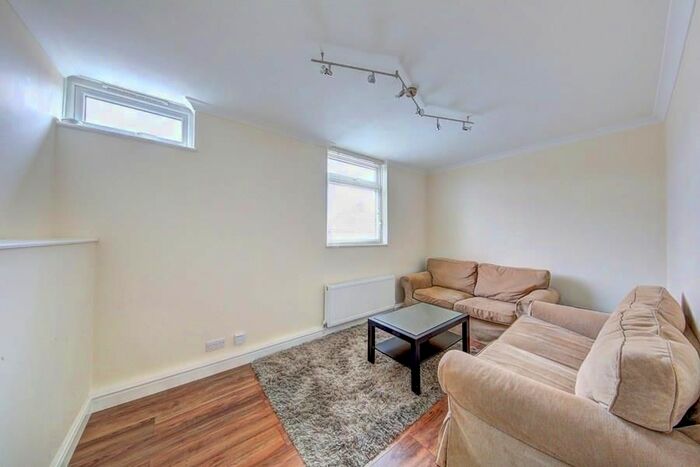 3 Bedroom Flat To Rent In Carminia Road, London, SW17