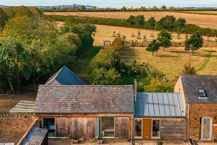 2 Bedroom Barn Conversion For Sale In Tysoe Road, Kineton, Warwickshire, CV35
