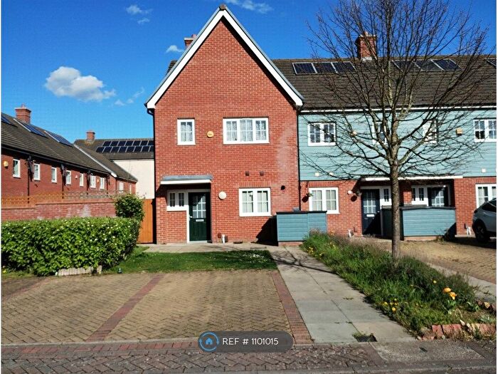 3 Bedroom End Of Terrace House To Rent In Melford Road, Slough, SL2