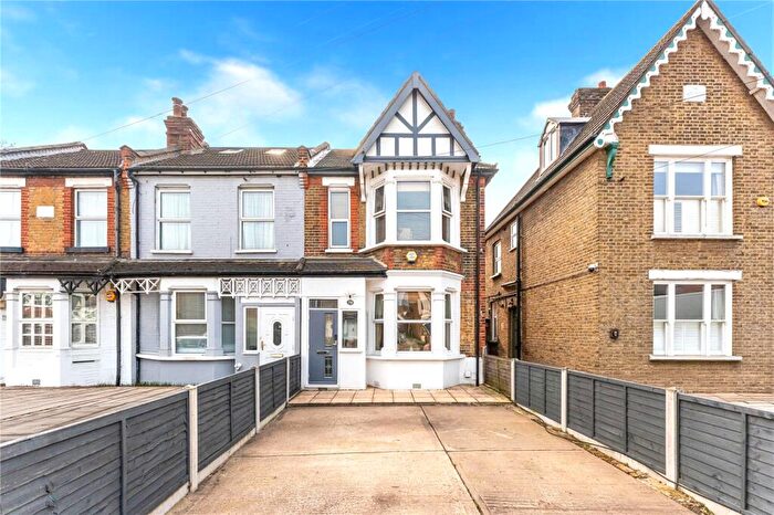 3 Bedroom End Of Terrace House For Sale In Hall Lane, Chingford, London, E4