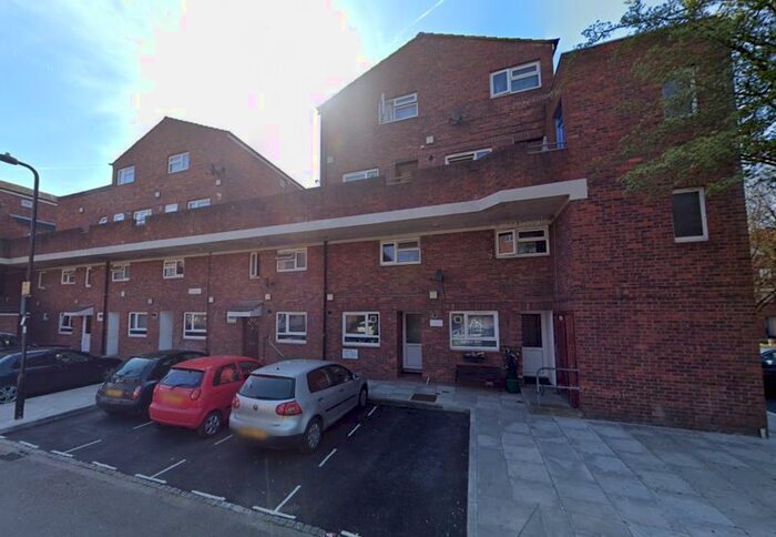 2 Bedroom Maisonette To Rent In Bruffs Meadow, Northolt, UB5