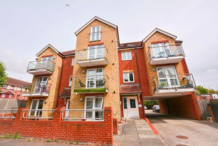 2 Bedroom Flat To Rent In Ambleside Drive, Southend-On-Sea, SS1