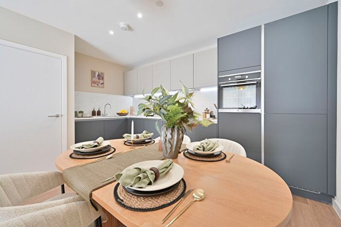 3 Bedroom Flat For Sale In Hendon Waterside, Hendon, NW9