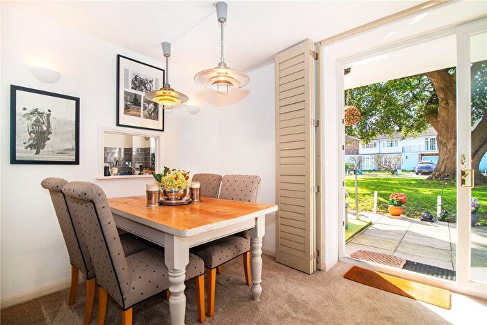 2 Bedroom Flat For Sale In River Reach, Teddington, TW11