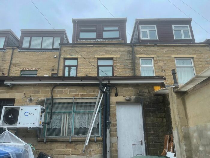 2 Bedroom Flat To Rent In Girlington Road, Bradford, BD8