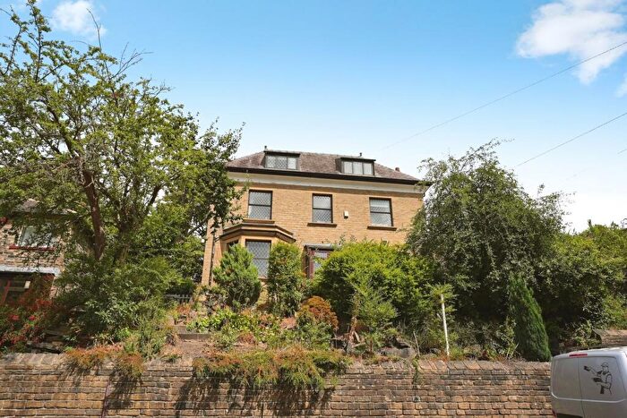 4 Bedroom Detached House For Sale In Almondbury Bank, Huddersfield, HD5