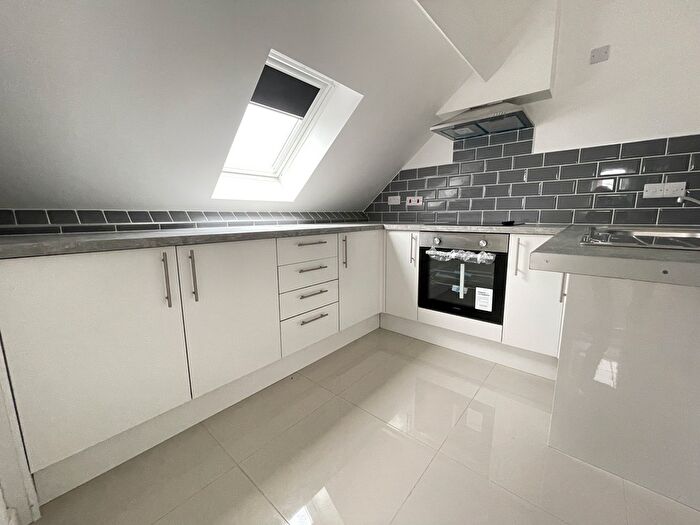 1 Bedroom Flat To Rent In Harehills Lane, Leeds, West Yorkshire, LS8