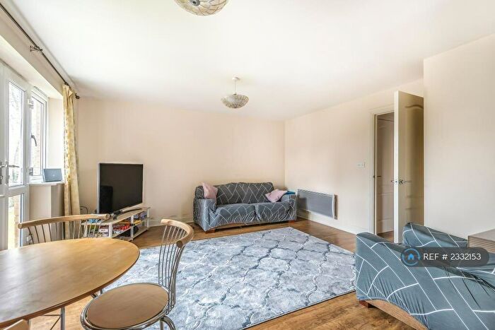2 Bedroom Flat To Rent In Luscinia View, Reading, RG1