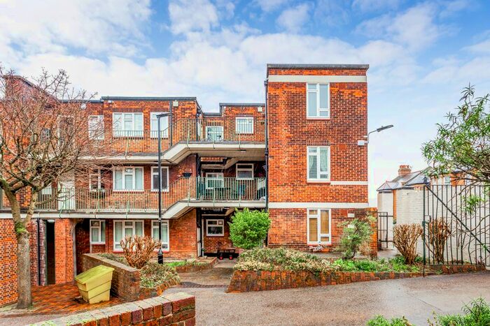 2 Bedroom Flat To Rent In St. James Lane, London, N10