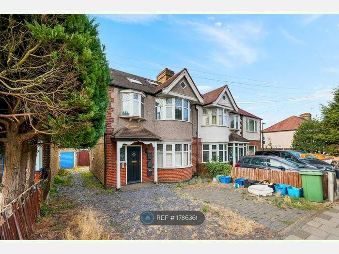 2 Bedroom Flat To Rent In Kneller Road, Twickenham, TW2