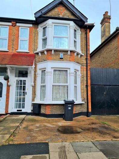 3 Bedroom End Of Terrace House To Rent In Wallington Road, Seven Kings, IG3