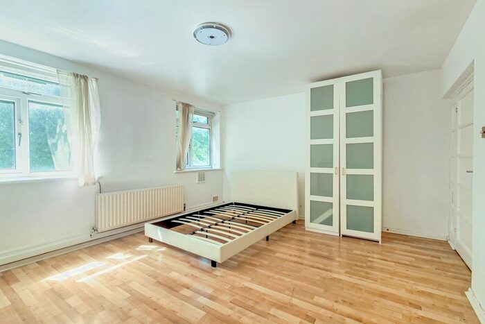 2 Bedroom Flat To Rent In Thorncroft Street, London, SW8