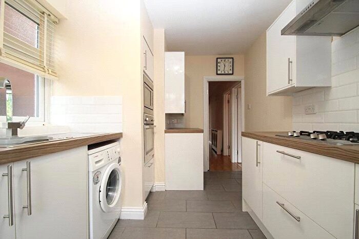 2 Bedroom Maisonette To Rent In Kings Grove, Romford, Essex, RM1