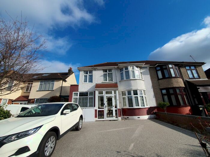 3 Bedroom Apartment To Rent In Firtree Walk, EN1