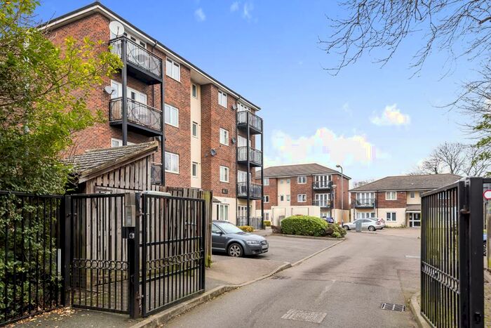 2 Bedroom Apartment To Rent In Denham Road, London, N20