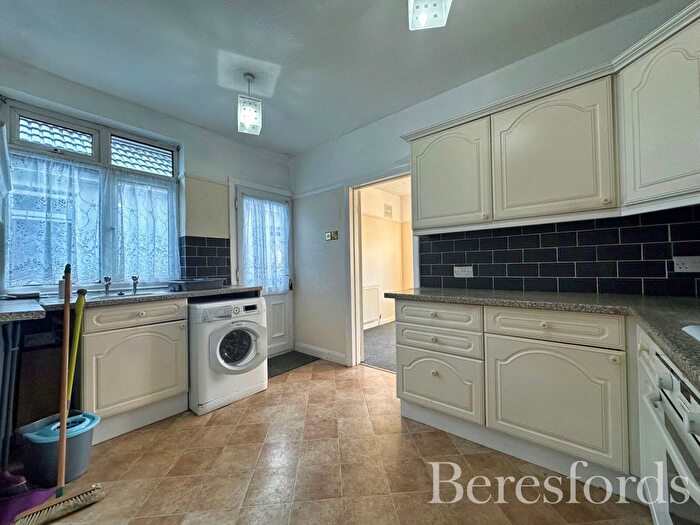 3 Bedroom Bungalow For Sale In Alma Avenue, Hornchurch, RM12