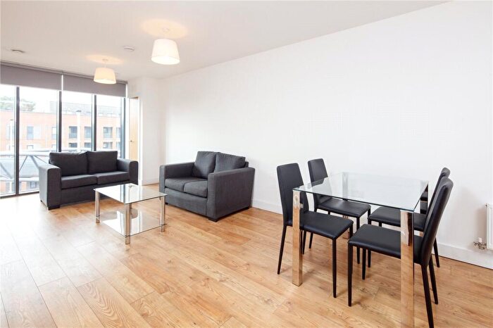 2 Bedroom Apartment To Rent In Bowes Road, London, N11