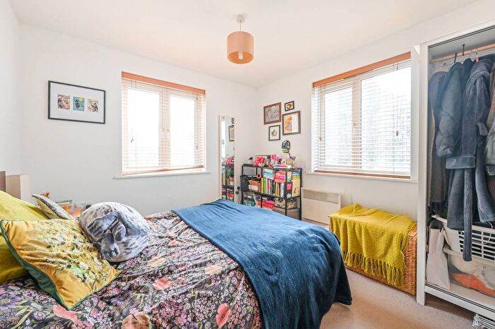 1 Bedroom Flat To Rent In Morton Close, Tower Hamlets, London, E1