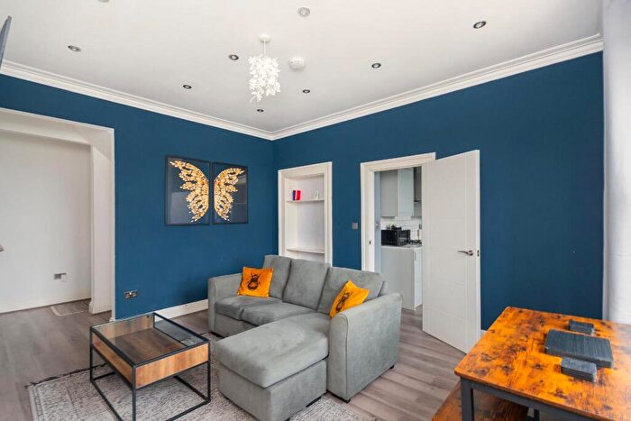 2 Bedroom Flat For Sale In Cotham Road, Cotham, BS6