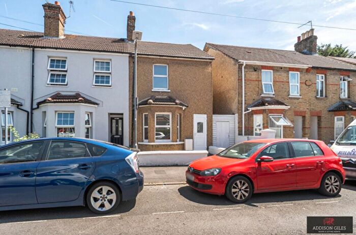 2 Bedroom End Of Terrace House For Sale In The Crescent, Slough, Berkshire, SL1