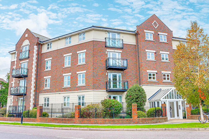 2 Bedroom Flat For Sale In The Broadway, Thorpe Bay, SS1