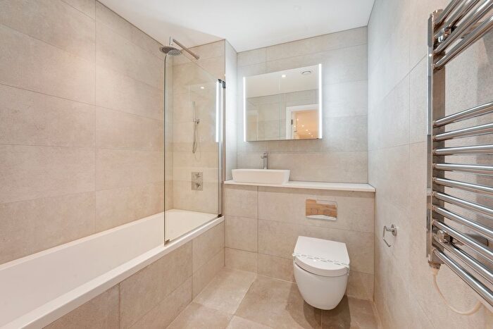 2 Bedroom Flat To Rent In Bradshaw Close, London, Twickenham, TW1