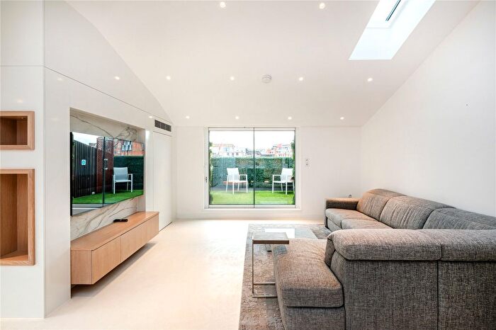 2 Bedroom Flat To Rent In Wellington Street, London, WC2E