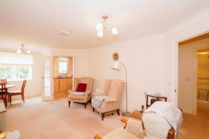 1 Bedroom Flat For Sale In Southdown Road, Southdown, Harpenden, AL5