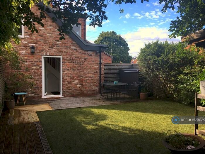 2 Bedroom Maisonette To Rent In Knutsford Road, Wilmslow, SK9