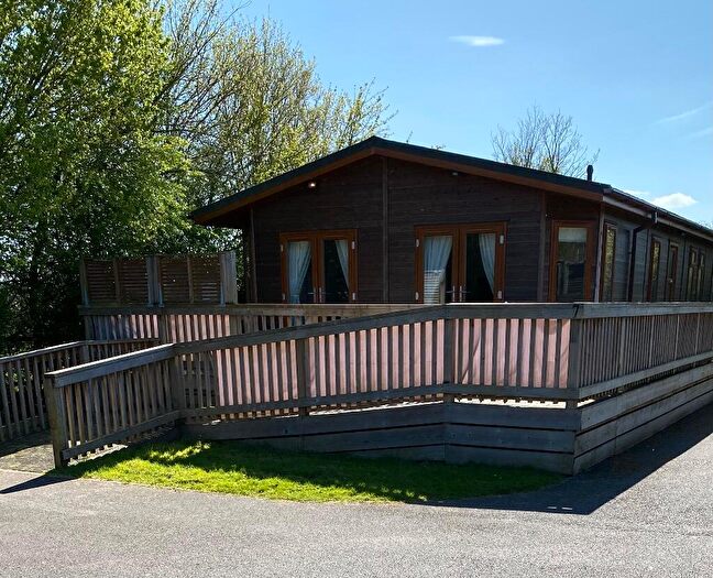 3 Bedroom Lodge For Sale In The Paddock, Brokerswood, BA13