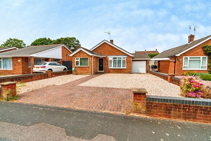 4 Bedroom Detached Bungalow For Sale In Crescent Road, North Baddesley, Southampton, SO52
