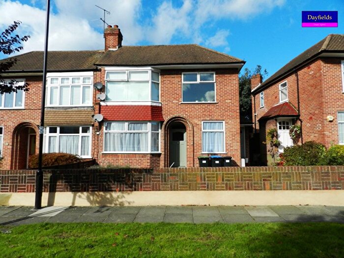 2 Bedroom Maisonette To Rent In Inverness Avenue, Enfield, EN1