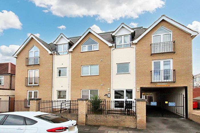 2 Bedroom Flat For Sale In Braemar Gardens, West Wickham, BR4