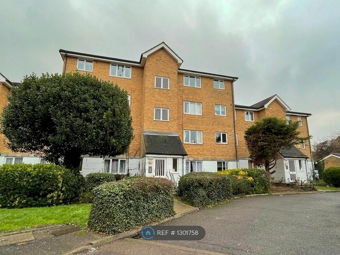 Studio To Rent In Green Pond Close, London E17