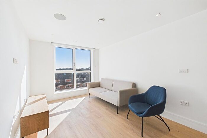 1 Bedroom Flat To Rent In Coombe Hill House, London, SW20