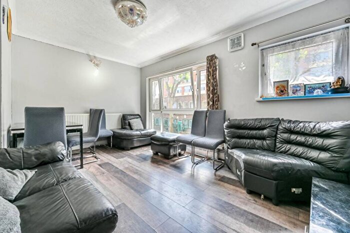 2 Bedroom Flat To Rent In Somerford Grove Estate, Stoke Newington, London, N16