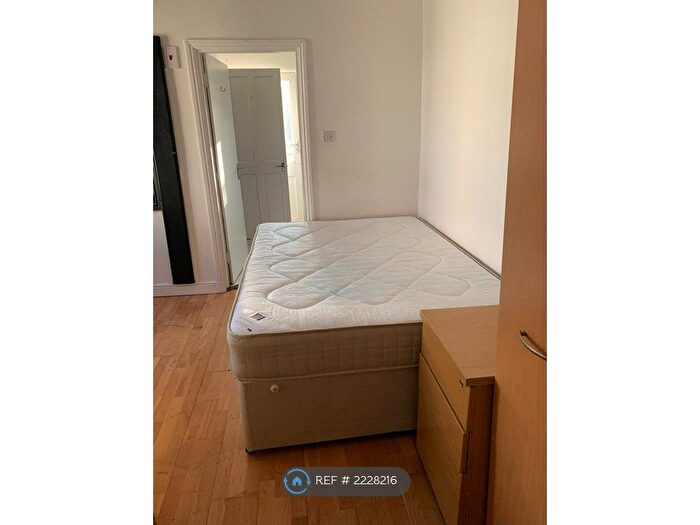 Studio To Rent In Oak Grove, London, NW2